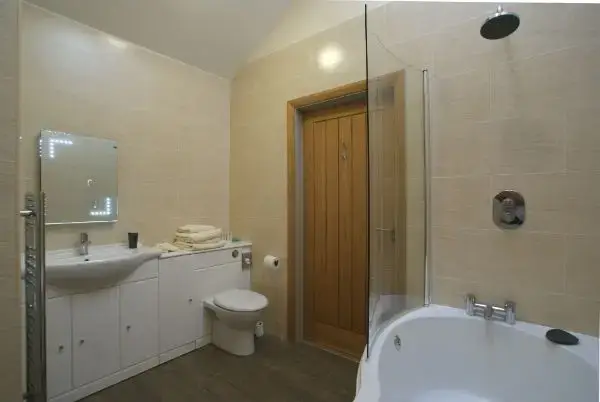 Family bathroom at The Stables