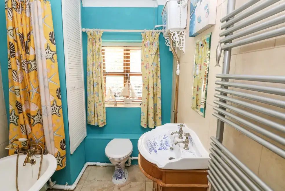 Family bathroom at The Woodlands Lower Level