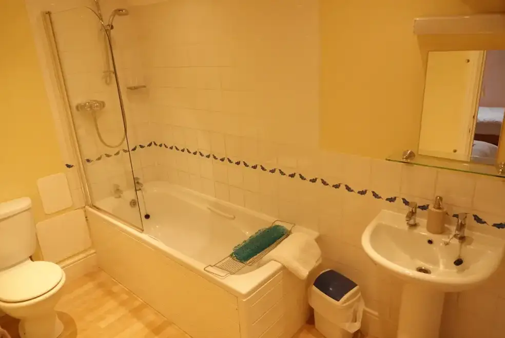 Family bathroom at Threshers Barn