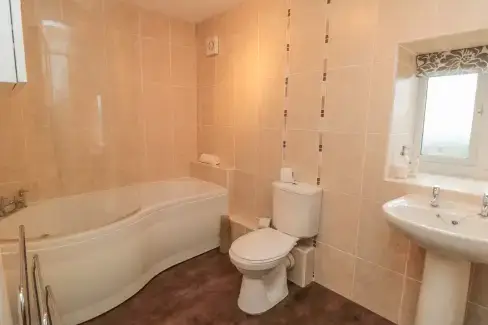 Family bathroom at Tidkinhow Farm, North Yorkshire