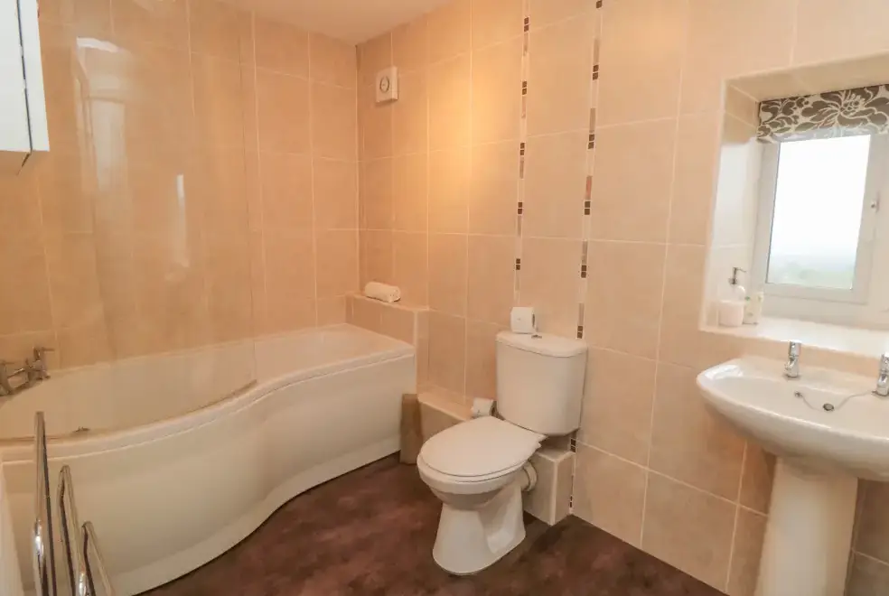 Family bathroom at Tidkinhow Farm