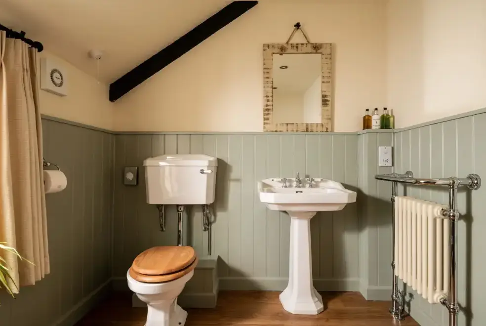 Loo at Tincleton Lodge