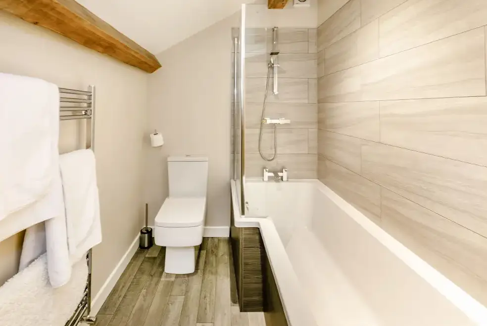 Family bathroom at Top Barn