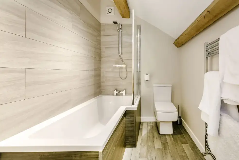 Family bathroom at Top Barn