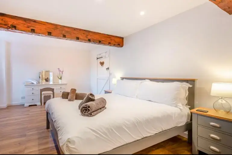 King-size bedroom at Trebrowen