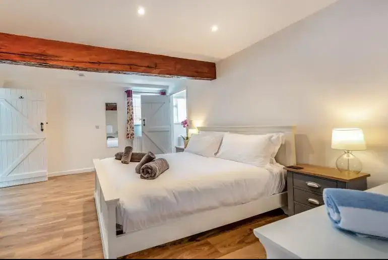 King-size bedroom at Trebrowen