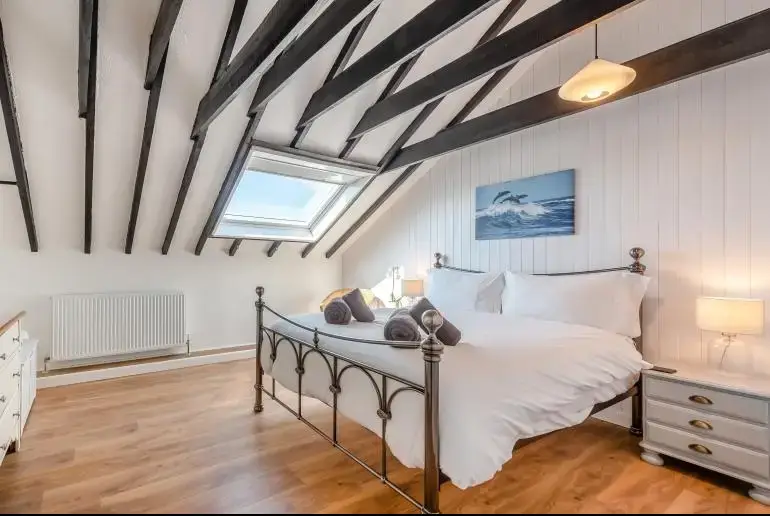 King-size bedroom at Trebrowen
