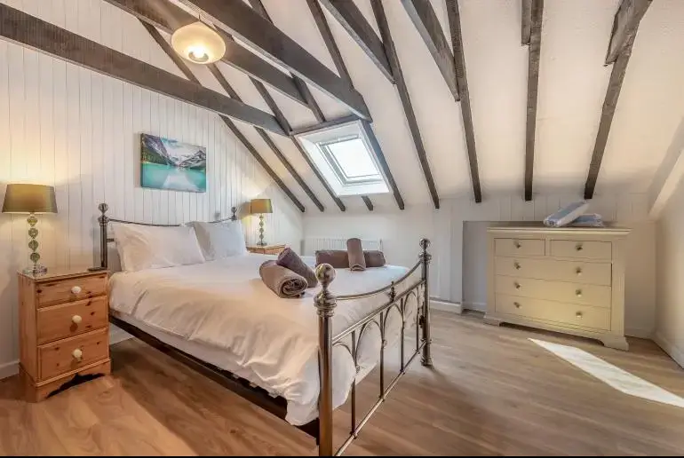 King-size bedroom at Trebrowen