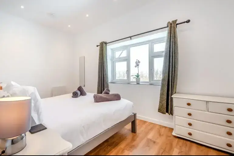 King-size bedroom at Trebrowen