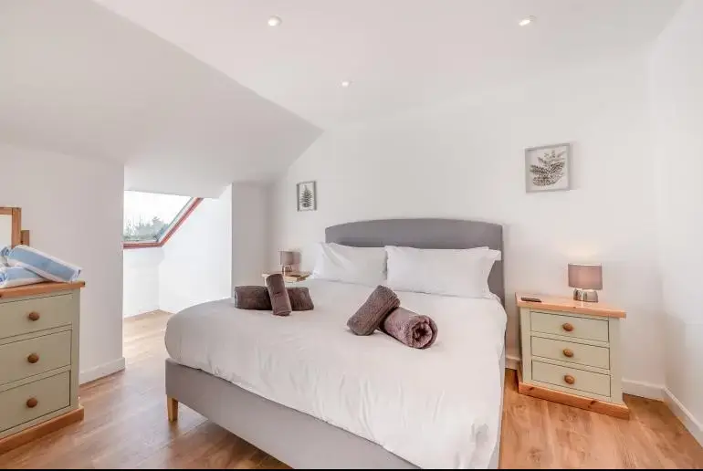 King-size bedroom at Trebrowen