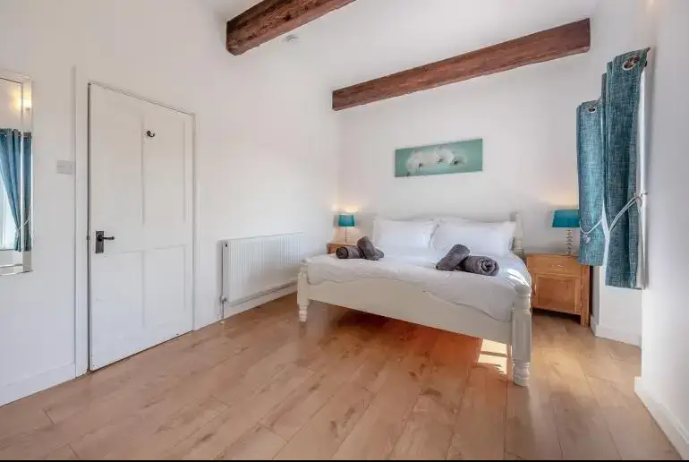 King-size bedroom at Trebrowen