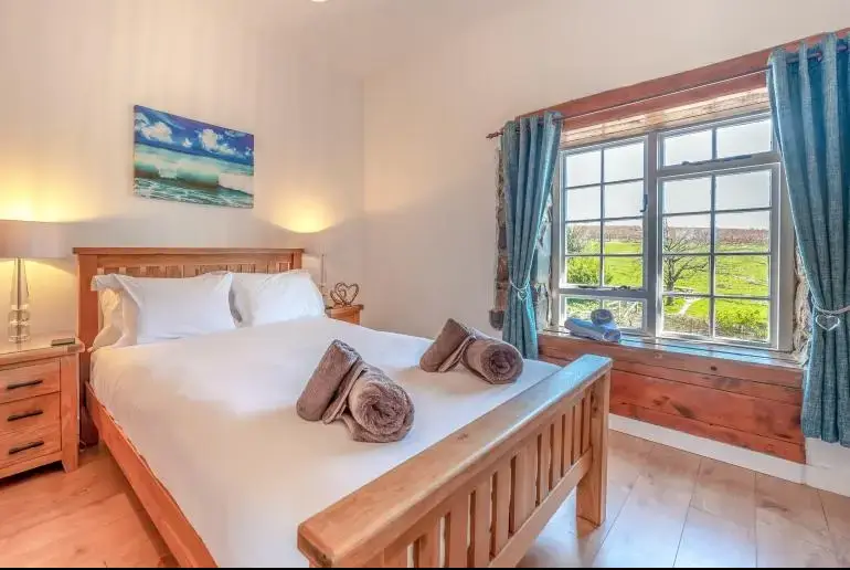 King-size bedroom at Trebrowen