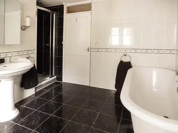 Family bathroom at Treetops Rural Retreat