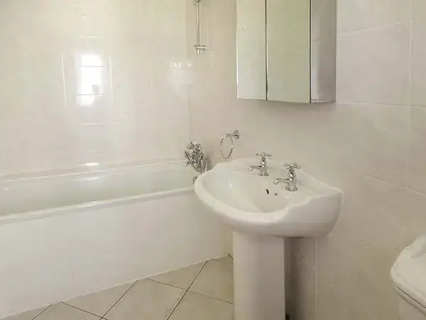 Family bathroom at Treetops Rural Retreat