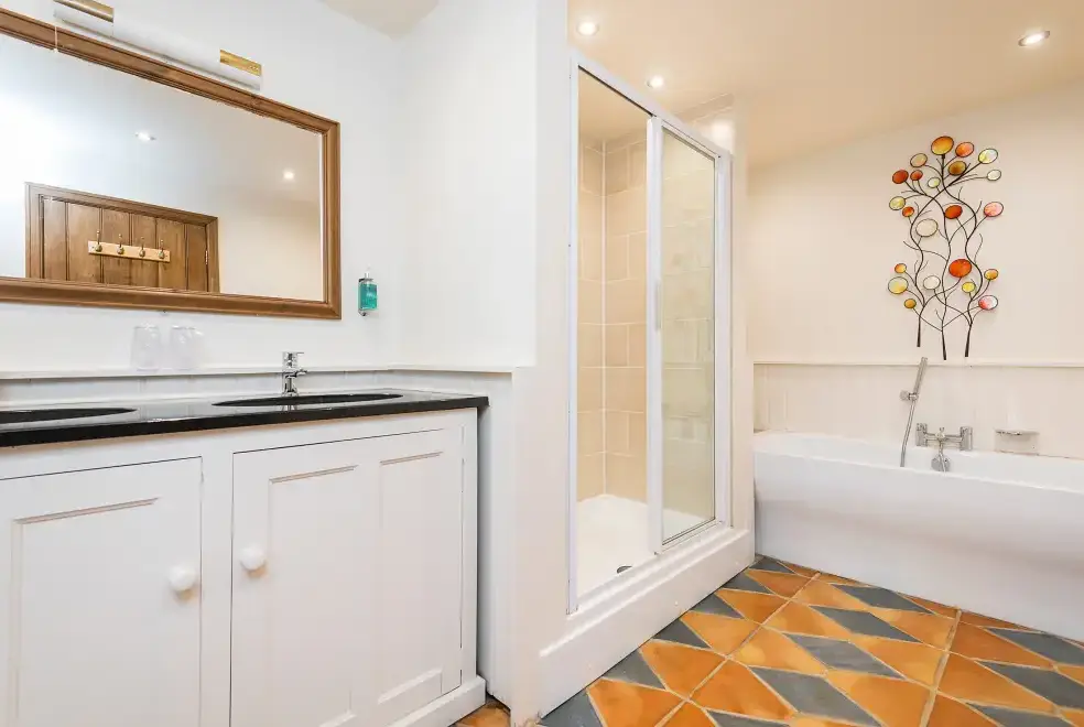 Family bathroom at Trevase Granary