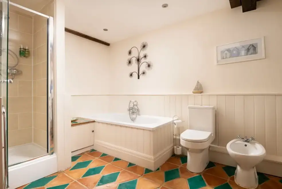 Family bathroom at Trevase Granary