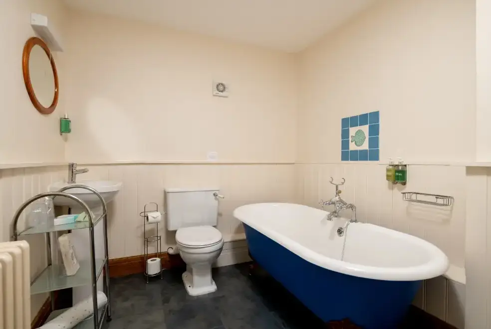 Family bathroom at Trevase Granary