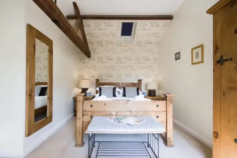Romantic double bedroom at Trinity Cottage at Oxford Country Cottages