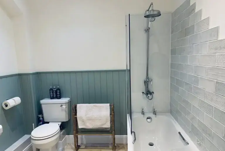 Family bathroom at Trinity Cottage at Oxford Country Cottages