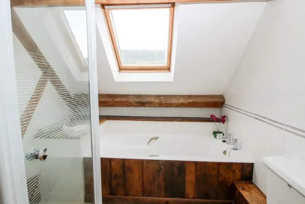 Ensuite bathroom at Trooper's Holiday Barn, Shropshire Hills AONB