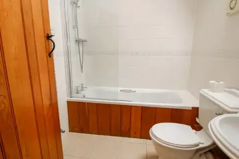 Family bathroom at Trooper's Holiday Barn, Shropshire Hills AONB, Shropshire