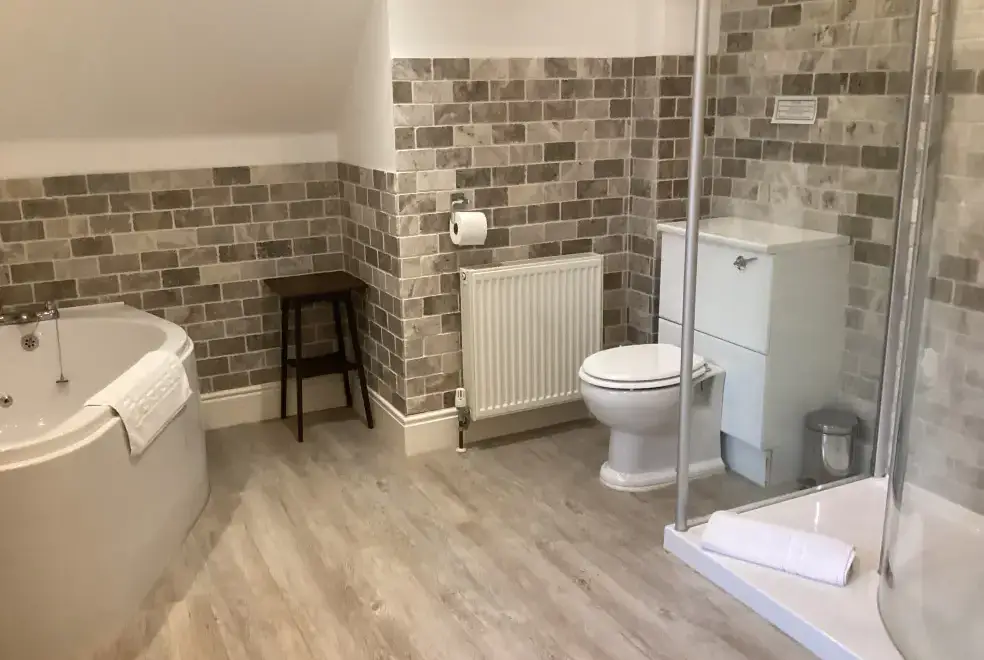 Ensuite bathroom at Two Owls Lodge