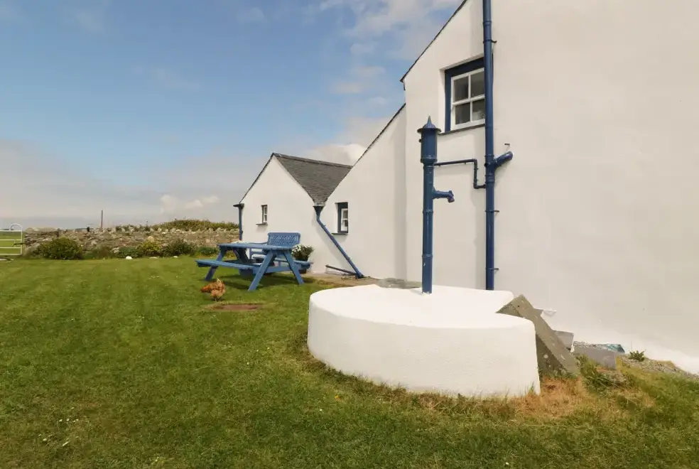 Ty Fferm Bodlasan, from the outside