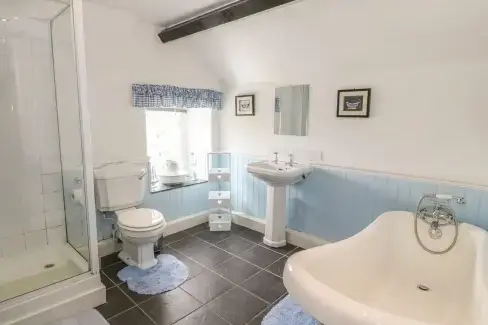 Family bathroom at Ty Fferm Bodlasan, Anglesey