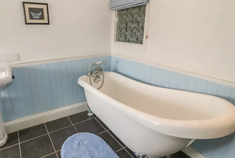 Family bathroom at Ty Fferm Bodlasan