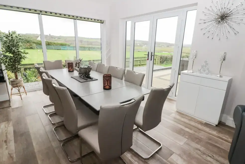 Dining room at Ty Marlyn