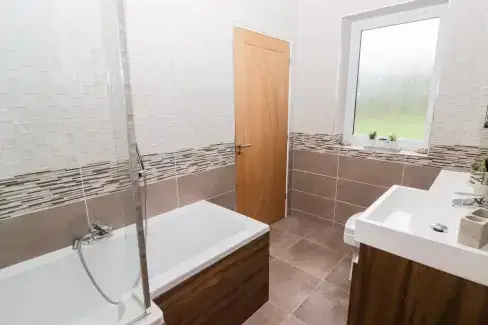 Family bathroom at Ty Marlyn, Swansea