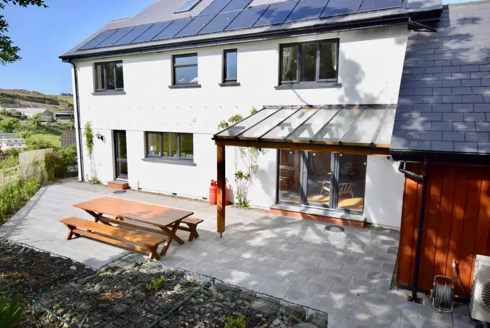 Ty Ni, from the outside