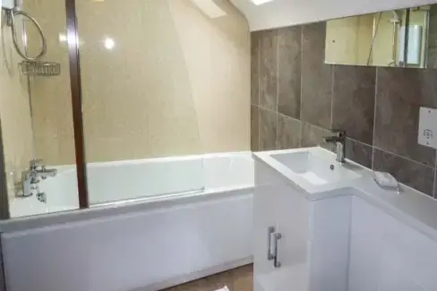 Family bathroom at Tyn Y Celyn Uchaf, Denbighshire