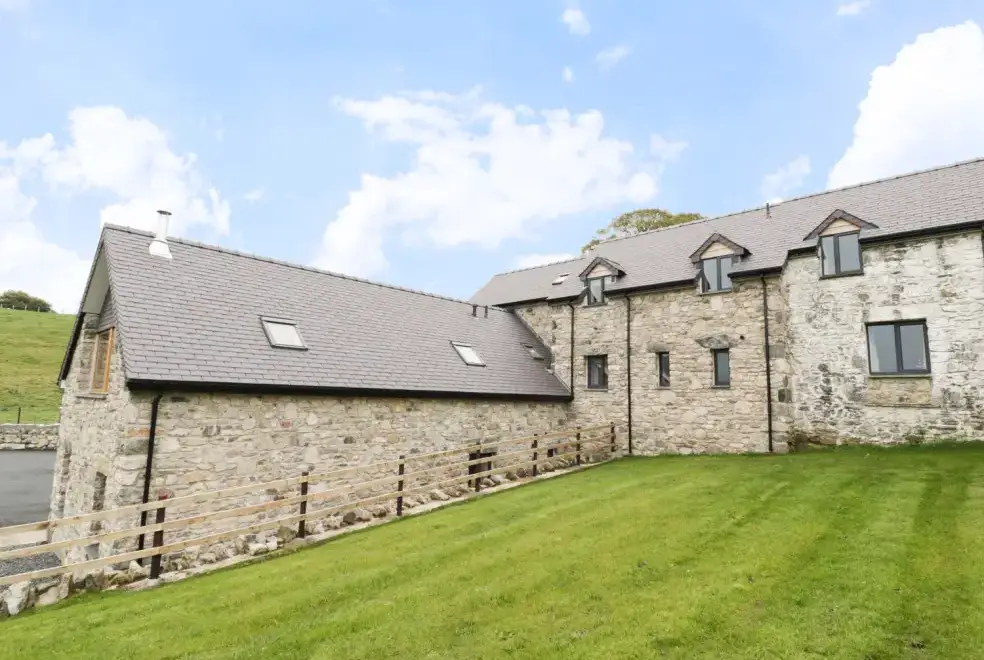 Tyn Y Celyn Isaf, from the outside