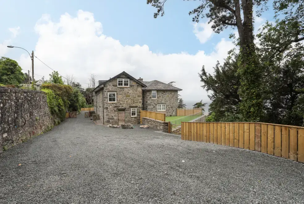 Valerian Lodge, from the outside