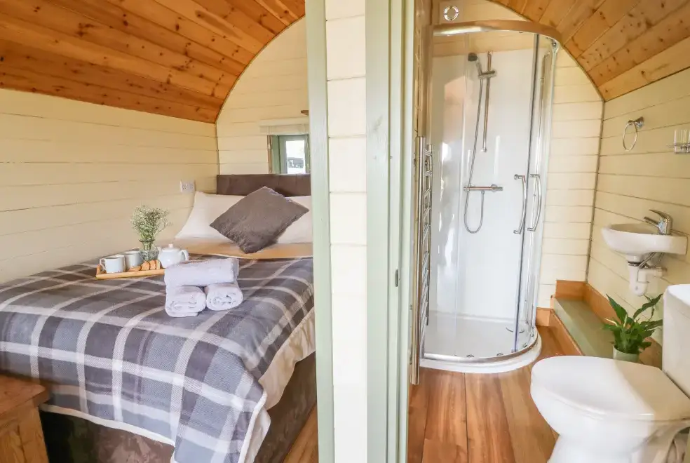Ensuite bathroom at Valley View Cabin