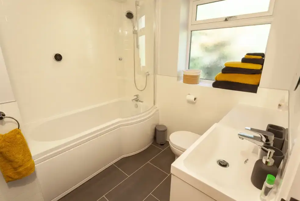 Family bathroom at Views Galore