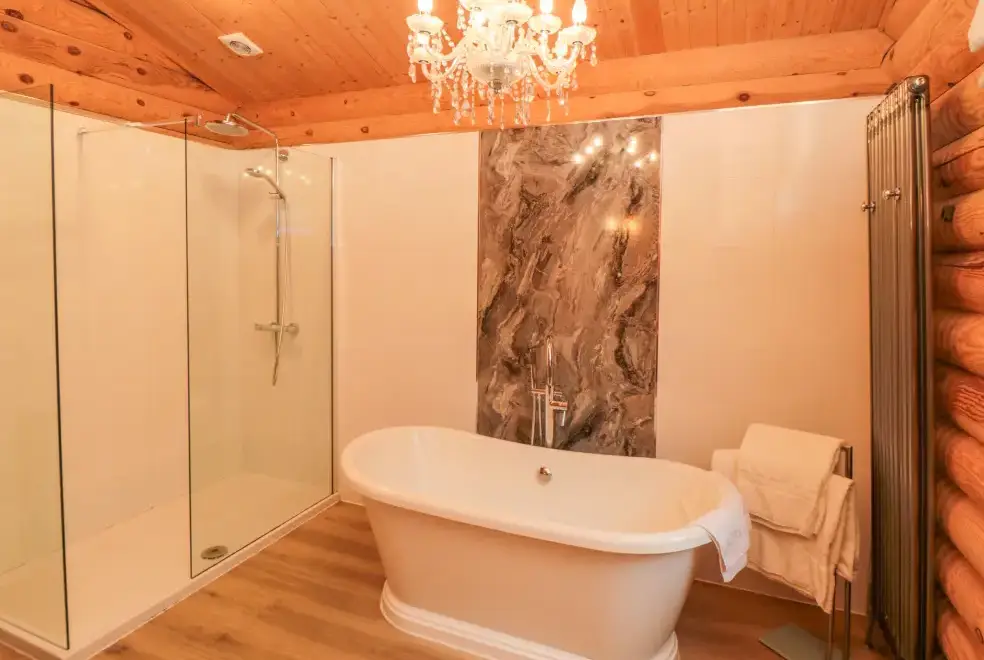 Ensuite bathroom at Wainstones Lodge 2