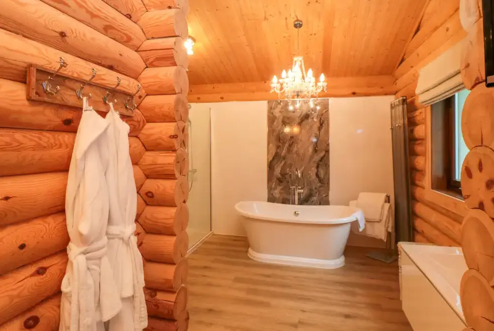 Ensuite bathroom at Wainstones Lodge 2
