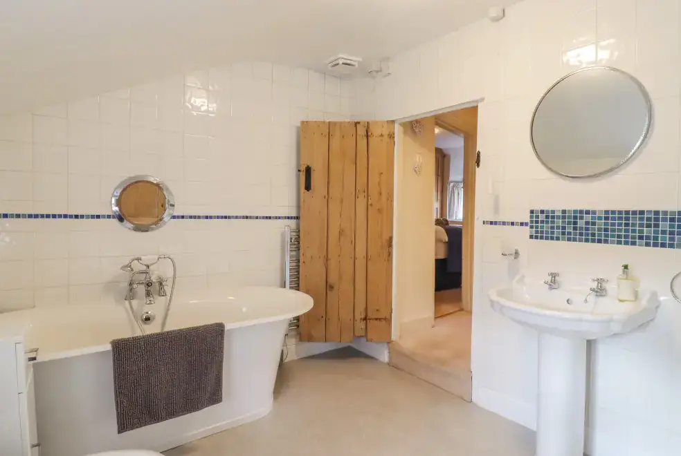 Family bathroom at Wayside Cottage