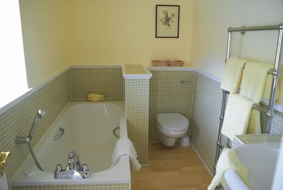 Ensuite bathroom at Weiroch Lodge