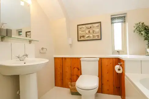 Family bathroom at Woodfield Coach House, Cornwall