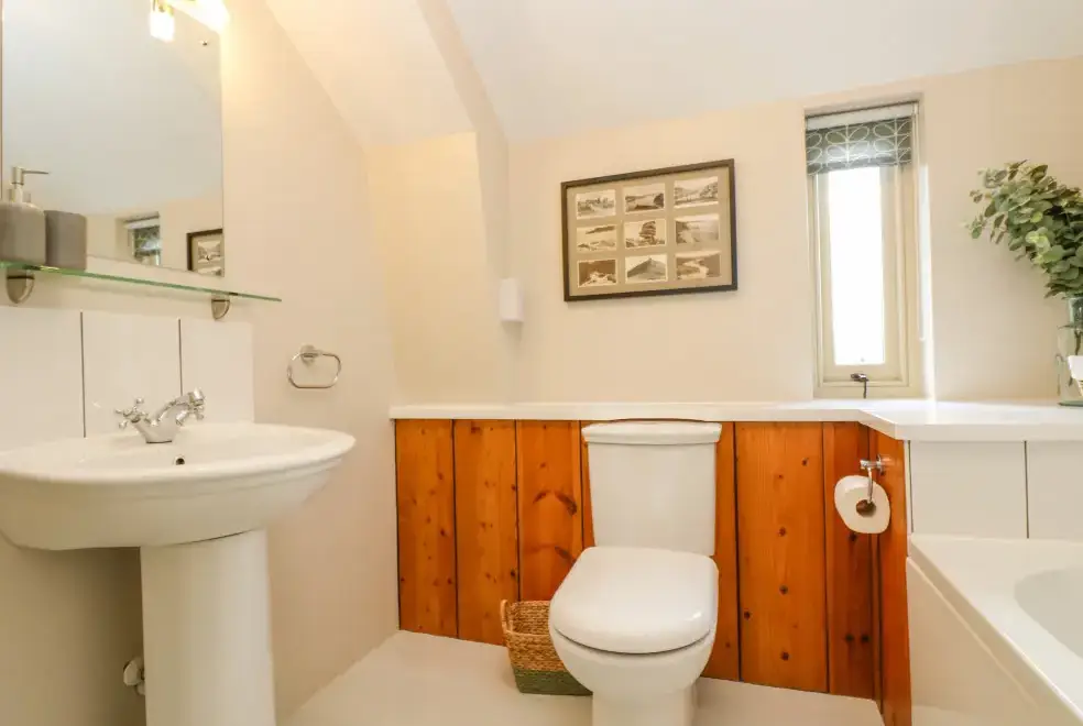 Family bathroom at Woodfield Coach House