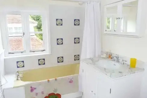 Family bathroom at Woodhill Cottage, Surrey