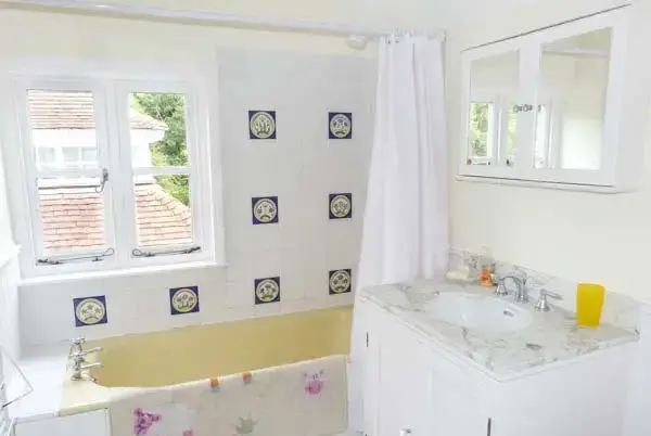 Family bathroom at Woodhill Cottage