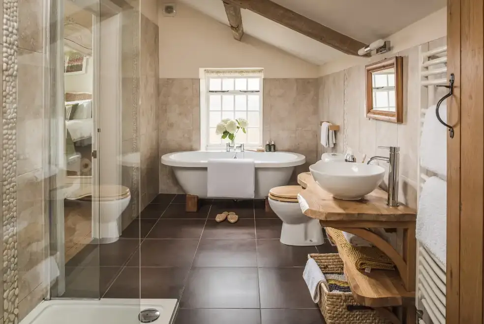 Family bathroom at Woodlands Farmhouse 