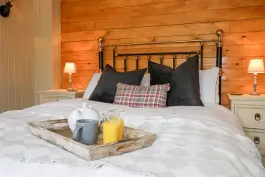 Cottages with pools   in London