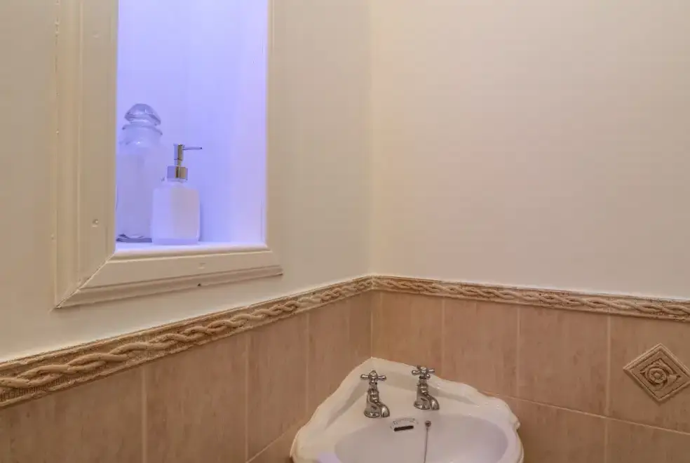 Loo at Woodside House