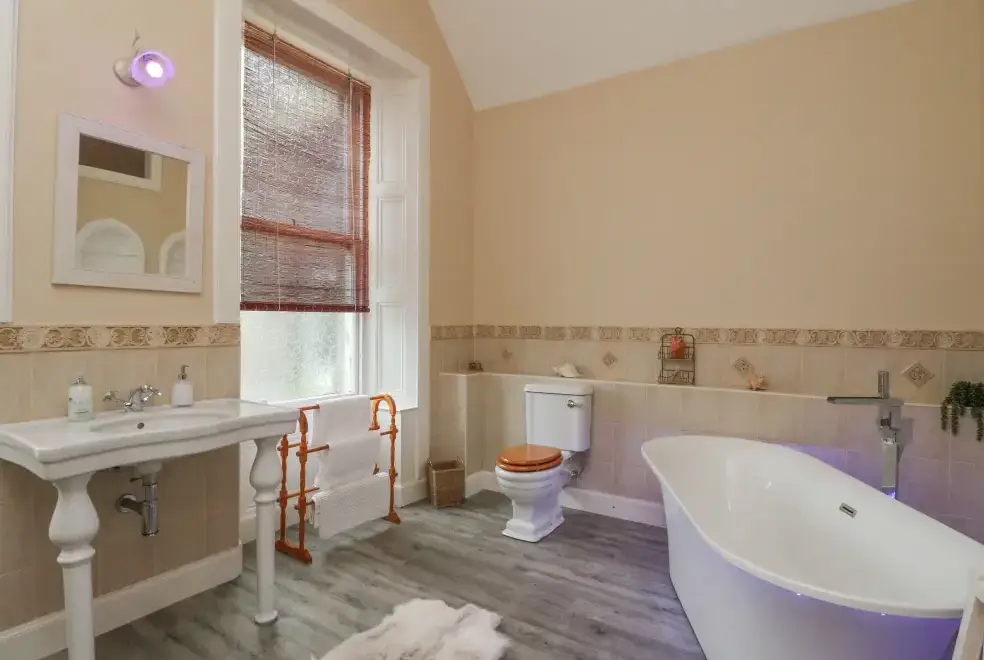 Family bathroom at Woodside House