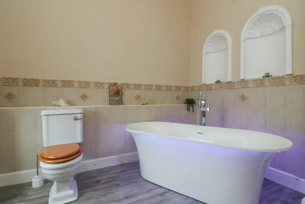 Family bathroom at Woodside House